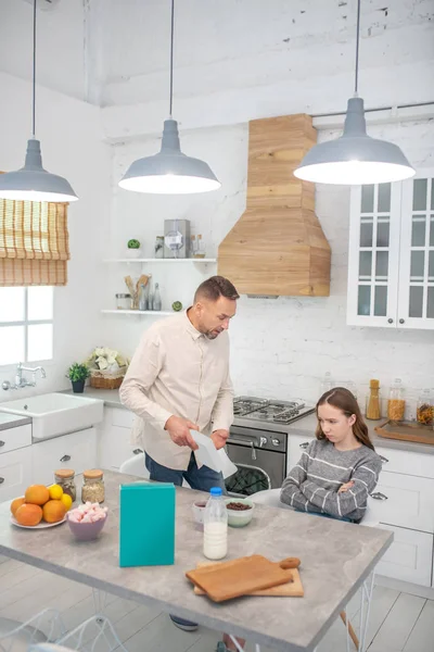 Father preparing healthy breakfast for himself and daughter. — Stock Photo, Image