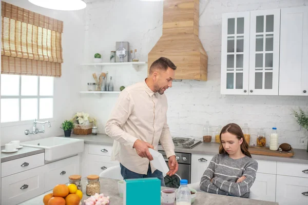 Dad telling his daughter about good nutrition in the kitchen. — Stock Photo, Image