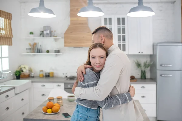 Mutlu baba ve kız mutfakta sarılıyorlar.. — Stok fotoğraf