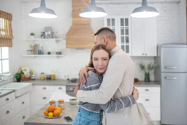 Glücklich papa und tochter umarmung im die küche. — Stockfoto