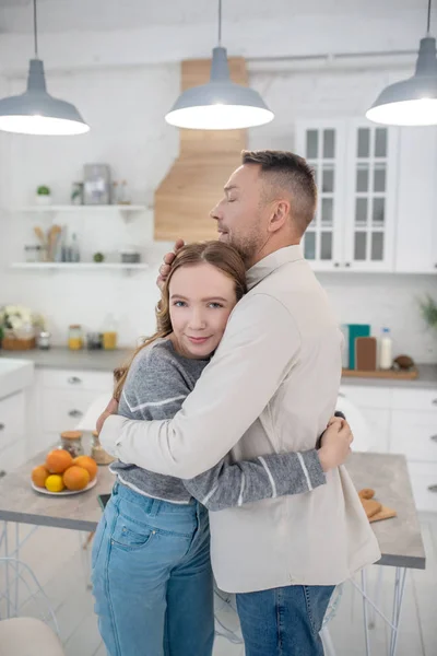 Pai e filha estão na cozinha e abraçando . — Fotografia de Stock