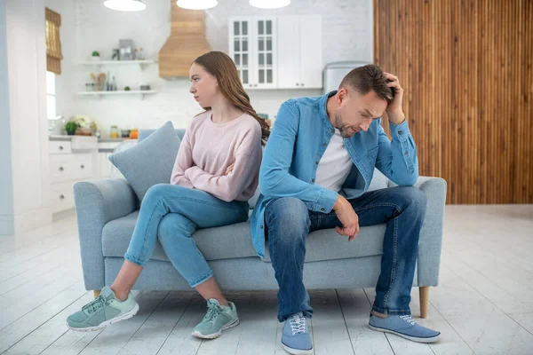 Triste pai e filha sentados no sofá . — Fotografia de Stock
