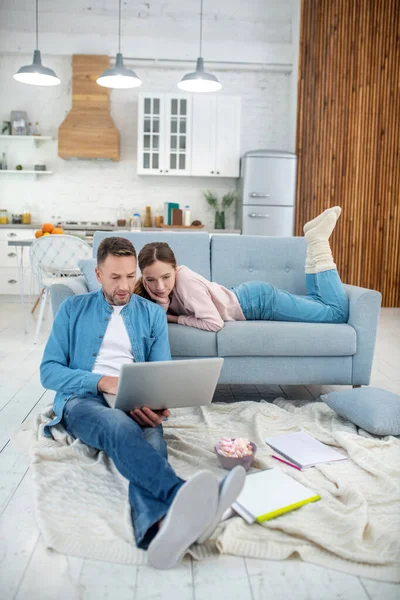 Happy dad and daughter looking at laptop at home. — Stock Photo, Image