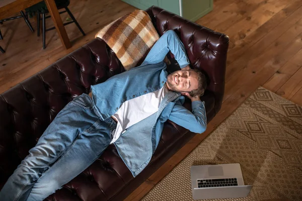 Homem tendo um descanso enquanto trabalhava remotamente em casa — Fotografia de Stock