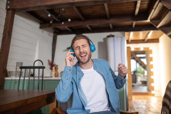 Homem usando fones de ouvido emocionalmente ouvir música — Fotografia de Stock