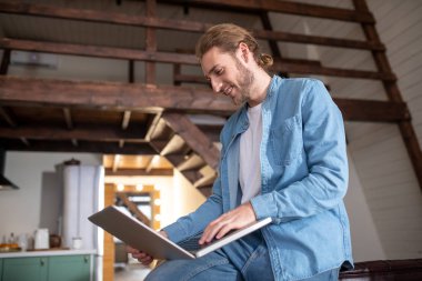 Gülümseyen adam iletişim için sosyal medyayı kullanıyor