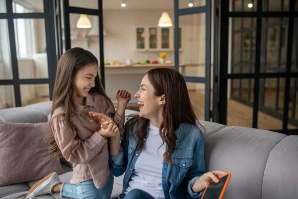 Mamá y su hija se ríen mirándose . — Foto de Stock