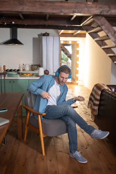 Homem tocando guitarra ao ouvir música — Fotografia de Stock