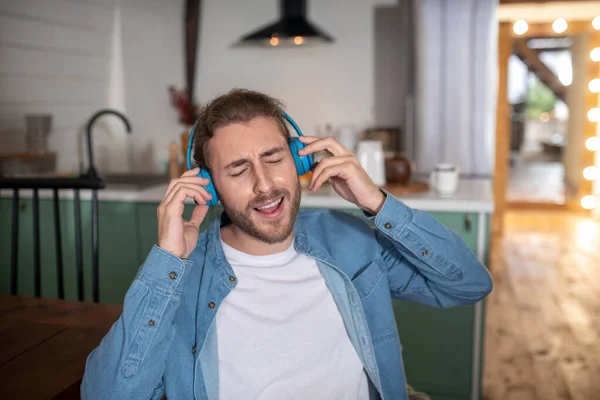 Jovem feliz ouvindo sua música favorita — Fotografia de Stock