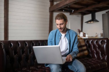 Bilgisayarla uğraşan yakışıklı adam.