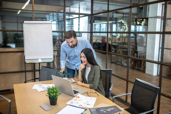 Twee jonge collega 's werken aan een nieuw project — Stockfoto