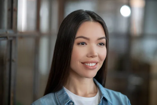 Young brunette girl with long hair smiling nicely — 스톡 사진