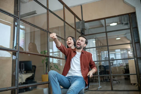 Unga par som har kul i kontorskorridoren — Stockfoto