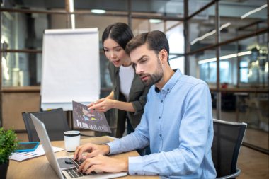 İki meslektaşım projede birlikte çalışıyor ve konsantre görünüyorlar.