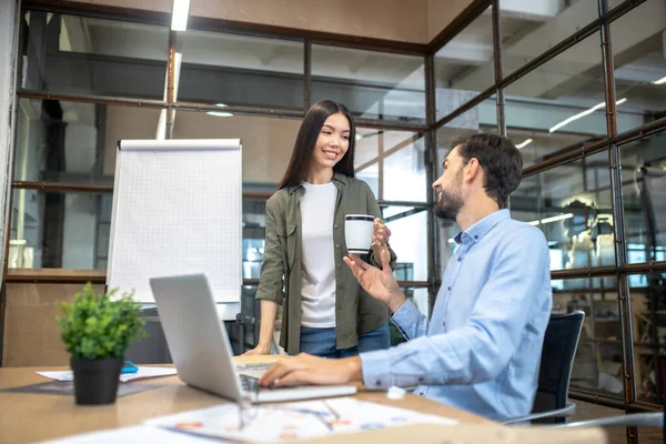 Jonge manager geeft instructies aan zijn assistent — Stockfoto