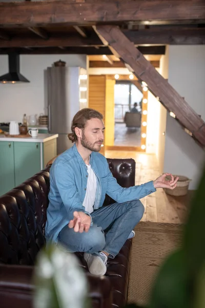 Uvolněný muž dělá každodenní meditaci doma — Stock fotografie