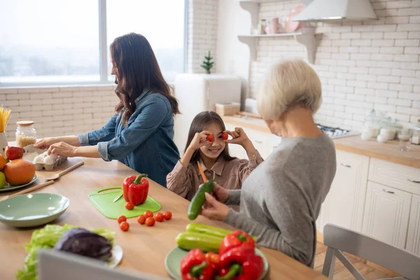 Anneanne ve çocuk sağlıklı organik ürünlerden kahvaltı hazırlıyorlar.. — Stok fotoğraf