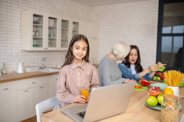 Hija con jugo y abuela parlante con mamá . — Foto de Stock