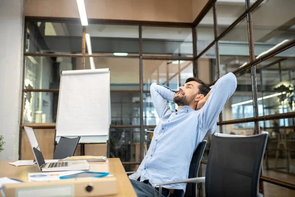 Man met baard in een blauw shirt die rust heeft na het werk — Stockfoto