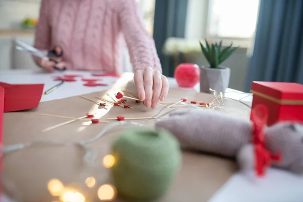 Foto da vicino di una ragazza che fa una confezione regalo — Foto Stock