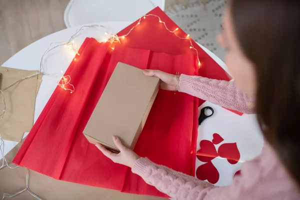 Close up picture of a girl holding a gift box — Stok fotoğraf