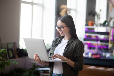 Dizüstü bilgisayarı olan başarılı, neşeli bir kız..