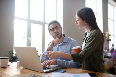 Başarılı bir kız ve erkek ortak bir iş projesini tartışıyor..