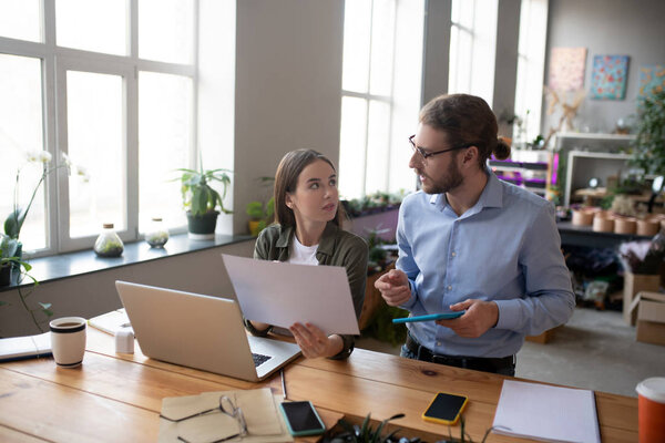 Молодой человек и девушка обсуждают детали проекта
.
