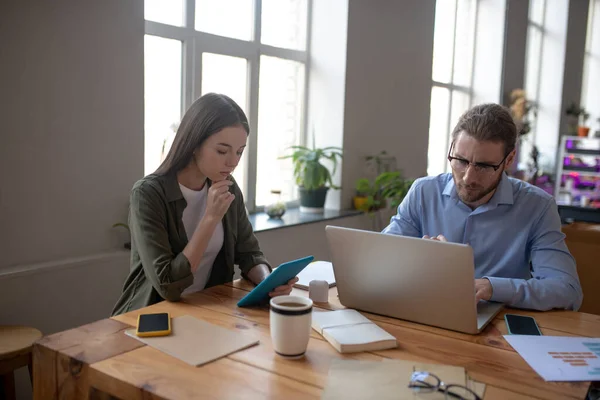 Man and girl sitting at a table in the office. — 스톡 사진