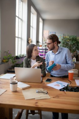 İş ortakları kız ve erkek projelerini tartışıyor..