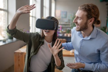 Video oyunu oynamak için Vr kulaklığı kullanan kadın