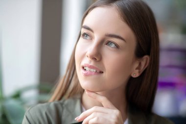 Düşünceli kadın yeni fikrini düşünüyor.