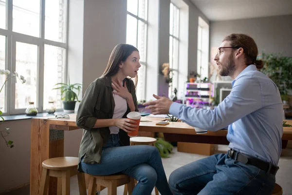 Girl and man talking at a table drinking coffee. — 스톡 사진