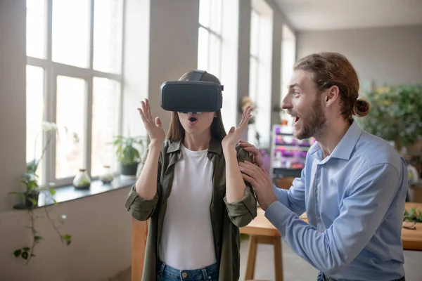 Hombre y mujer disfrutando usando gafas VR — Foto de Stock