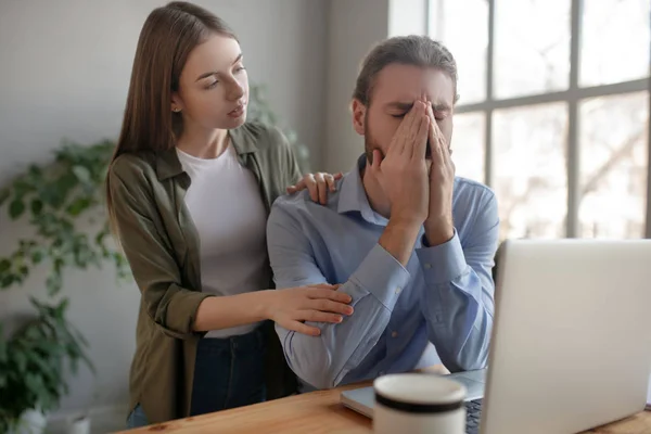 Attentive woman supporting her upset male colleague — Stock Photo, Image