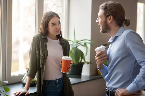 Woman and man chatting at the workplace — 스톡 사진