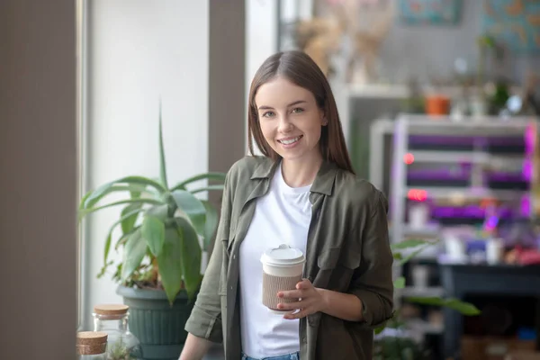 Smiling beautiful woman having a coffee at the workplace — 스톡 사진