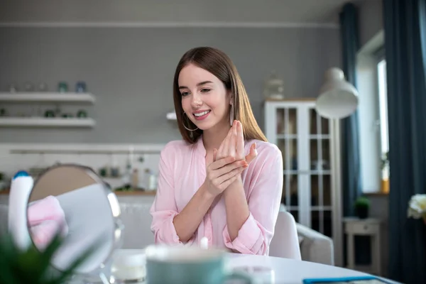 Linda chica joven en una camisa rosa sentirse bien — Foto de Stock