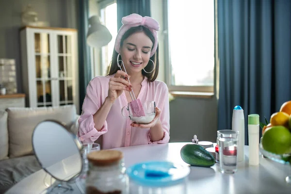 Joven chica bonita en una diadema rosa que tiene un día de belleza — Foto de Stock