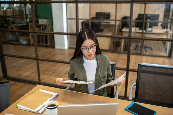 Morena de cabelos compridos menina asiática trabalhando no escritório e olhando concentrado — Fotografia de Stock