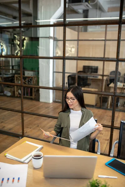 Morena de cabelos compridos menina asiática trabalhando no escritório e olhando ocupado — Fotografia de Stock