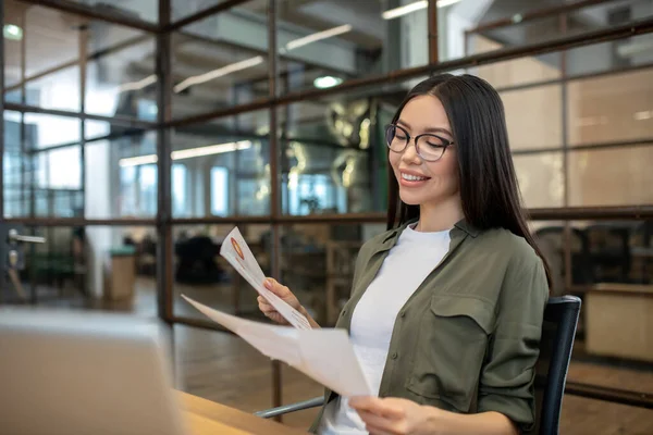 Long-haired brunette asian girl working in the office and feeling good — Stockfoto