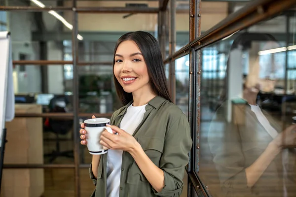 De pelo largo morena asiática bonita chica sonriendo muy bien — Foto de Stock