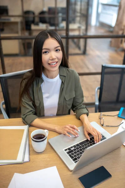 Fiatal ázsiai csinos nő dolgozik az irodában — Stock Fotó