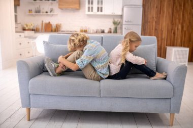 Çocuklar sırtüstü oturup üzülüyor