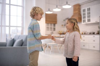 Erkek ve kız mutfakta parmaklarını sıkıyor.