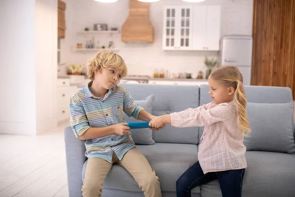 Bambini che discutono, prendendo compresse l'uno dall'altro — Foto Stock