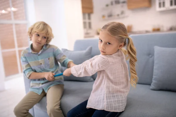 Děti se hádají, snaží se od sebe vzít tablet — Stock fotografie