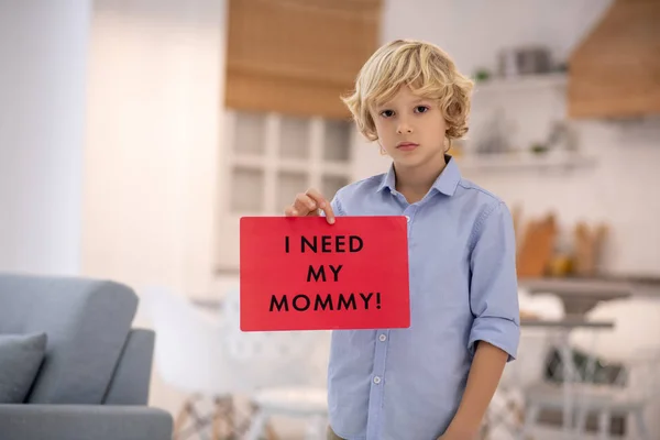 Jongen met bord, gevoel van overstuur en het missen van zijn mama — Stockfoto