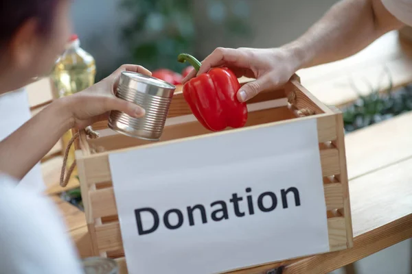 Caja de donación de madera llena de productos alimenticios . — Foto de Stock